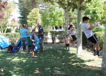 Clubes deportivos y asociaciones de Peñaranda dan a conocer al público su labor en una concentración en Los Jardines