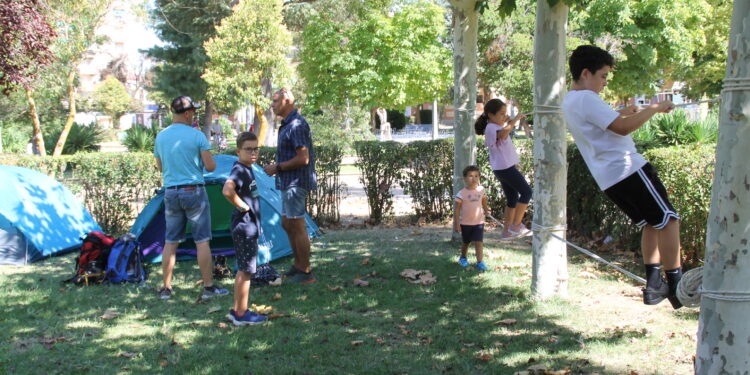 Clubes deportivos y asociaciones de Peñaranda dan a conocer al público su labor en una concentración en Los Jardines