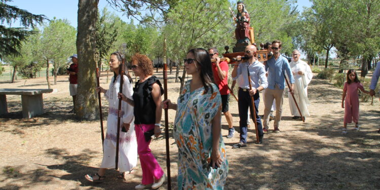 Paradinas de San Juan acompaña en romería a su patrona, la Virgen del Hinojal, en el tradicional regreso a su ermita