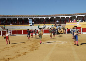 Escribano y Diosleguarde, los dos «Manueles» salen a hombros tras triunfar en el centenario coso peñarandino de La Florida