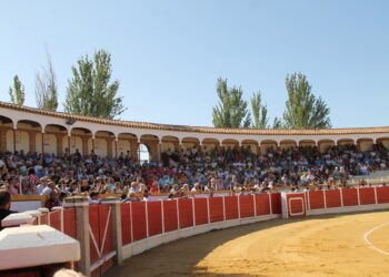 Escribano y Diosleguarde, los dos «Manueles» salen a hombros tras triunfar en el centenario coso peñarandino de La Florida