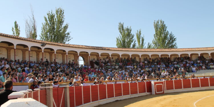 Escribano y Diosleguarde, los dos «Manueles» salen a hombros tras triunfar en el centenario coso peñarandino de La Florida