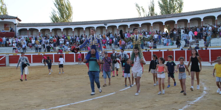 Escribano y Diosleguarde, los dos «Manueles» salen a hombros tras triunfar en el centenario coso peñarandino de La Florida