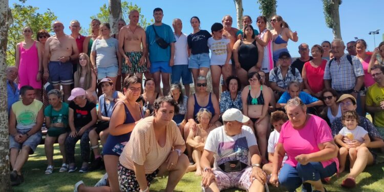 Acopedis despide el curso e inicia las vacaciones en Peñaranda con una animada y refrescante fiesta en la piscina municipal