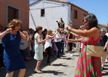 Día grande en Villar de Gallimazo para festejar al patrón San Pedro Advíncula con misa, procesión y bailes típicos