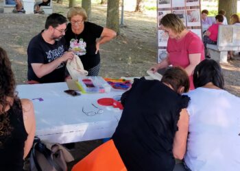 Santiago de la Puebla disfruta con los talleres de bordado «al fresco» que promueve la Diputación en la provincia