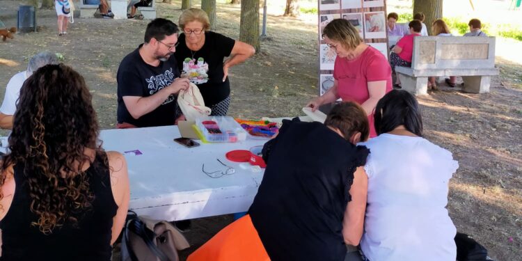 Santiago de la Puebla disfruta con los talleres de bordado «al fresco» que promueve la Diputación en la provincia