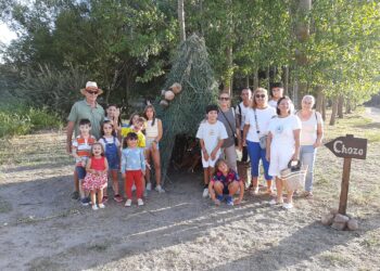 Mateo Arias muestra en Santiago de la Puebla cómo se construían los antiguos chozos a través de un interesante taller didáctico