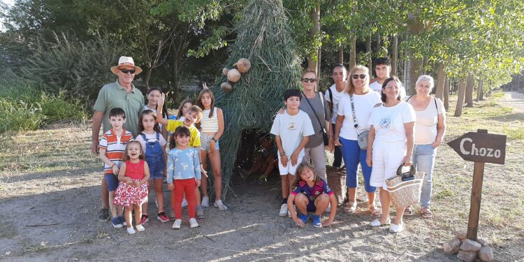Mateo Arias muestra en Santiago de la Puebla cómo se construían los antiguos chozos a través de un interesante taller didáctico