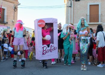 Palaciosrubios disfruta de un concurrido desfile de disfraces inspirados en películas y en el que no ha faltado ni «Barbie»