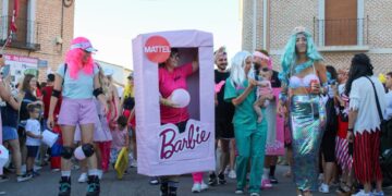 Palaciosrubios disfruta de un concurrido desfile de disfraces inspirados en películas y en el que no ha faltado ni «Barbie»