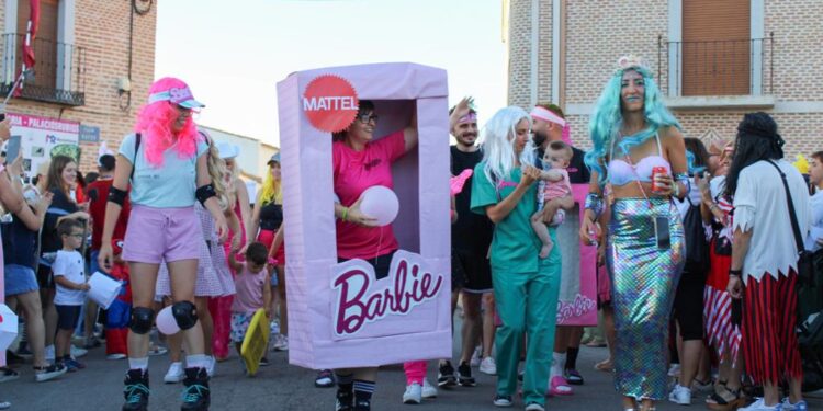 Palaciosrubios disfruta de un concurrido desfile de disfraces inspirados en películas y en el que no ha faltado ni «Barbie»