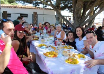 Palaciosrubios comparte una gran paella popular en el parque del Chiringuito con vecinos, hijos ausentes y visitantes