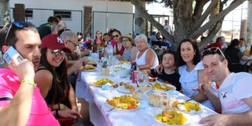 Palaciosrubios comparte una gran paella popular en el parque del Chiringuito con vecinos, hijos ausentes y visitantes