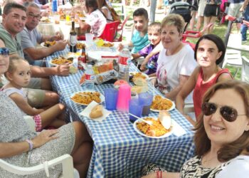 650 raciones de paella para la comida de confraternidad en Rágama con un gran ambiente en el parque de La Chopera