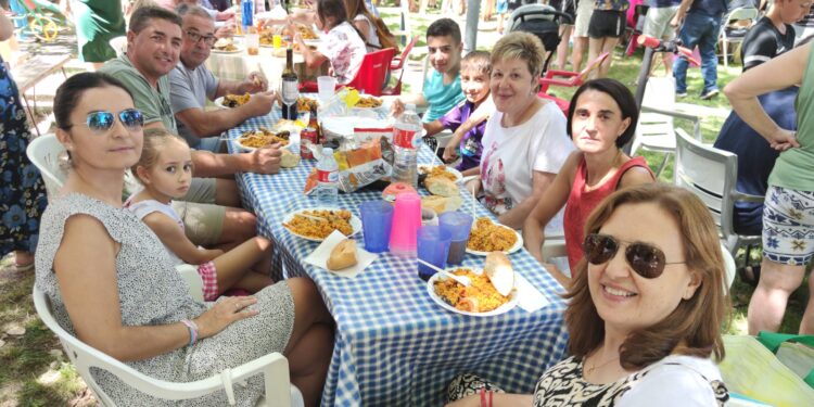 650 raciones de paella para la comida de confraternidad en Rágama con un gran ambiente en el parque de La Chopera