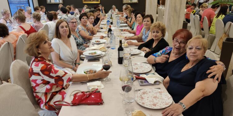 Cantaracillo vive la fiesta de la asociación de mujeres Paloma de la Paz con numerosos actos culturales, sociales y un viaje a Segovia