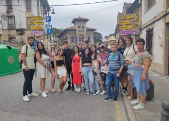 Jóvenes de Peñaranda disfrutan de la excursión organizada por el Ayuntamiento a la localidad asturiana de Lastres