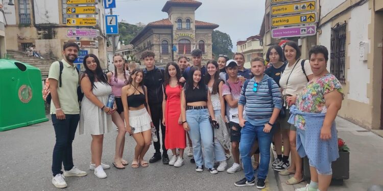 Jóvenes de Peñaranda disfrutan de la excursión organizada por el Ayuntamiento a la localidad asturiana de Lastres