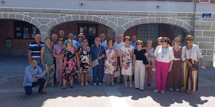 Los quint@s del 53 celebran un día de hermandad cargado de emociones en Santiago de la Puebla y visitan la iglesia parroquial