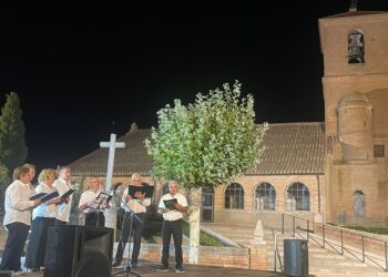 El coro Voces Amigas de Aldeaseca canta para sus vecinos en la plaza en un concierto enmarcado en la Semana Cultural 2023