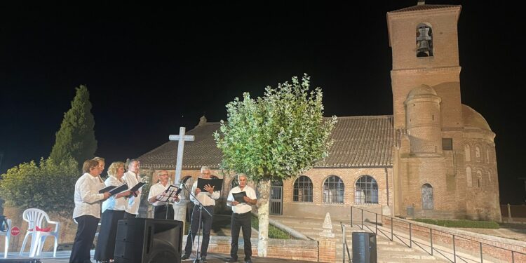 El coro Voces Amigas de Aldeaseca canta para sus vecinos en la plaza en un concierto enmarcado en la Semana Cultural 2023