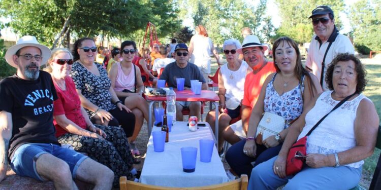 Villaflores elige los novillos para sus fiestas de San Agustín y disfruta de una capea y un aperitivo en la finca Morquera