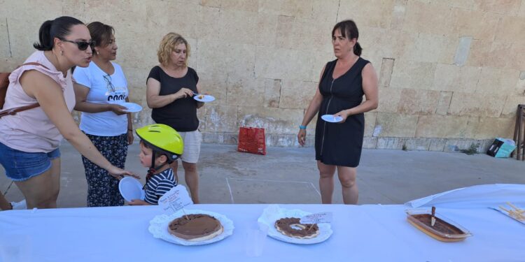 Tarde de postres en el frontón viejo de Babilafuente en una degustación popular de lo más dulce dentro de la Semana Cultural