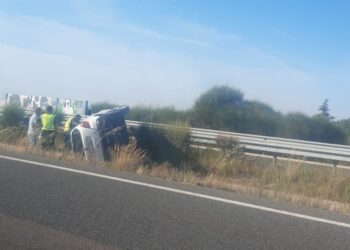 Dos heridos en una aparatosa salida de vía de un turismo en la autovía A-50 en el término municipal de Cantaracillo