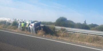 Dos heridos en una aparatosa salida de vía de un turismo en la autovía A-50 en el término municipal de Cantaracillo