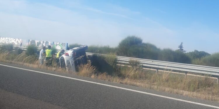 Dos heridos en una aparatosa salida de vía de un turismo en la autovía A-50 en el término municipal de Cantaracillo