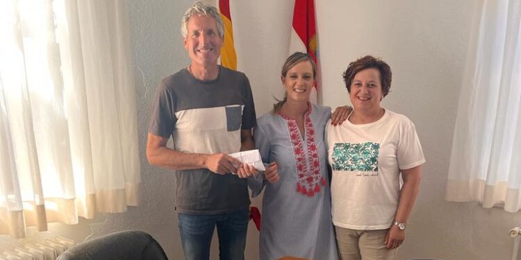 El Campo de Peñaranda entrega a Manos Unidas los 930 euros recaudados en la caldereta solidaria de la Semana Cultural