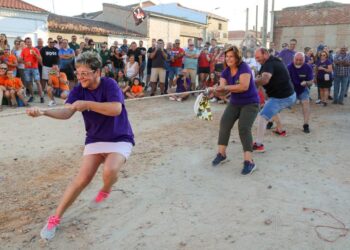 Risas y caídas en la yincana de peñas celebrada en Villaflores y con una gran afluencia de público animando a los participantes