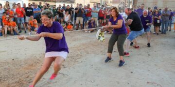 Risas y caídas en la yincana de peñas celebrada en Villaflores y con una gran afluencia de público animando a los participantes