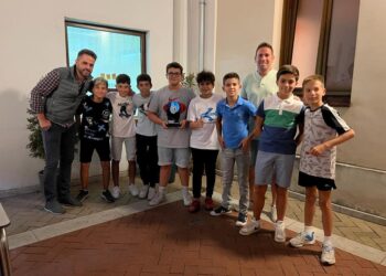 El equipo alevín de fútbol sala Ferri Peñaranda celebra su doble triunfo de este verano con una merienda de niños y padres