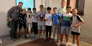 El equipo alevín de fútbol sala Ferri Peñaranda celebra su doble triunfo de este verano con una merienda de niños y padres