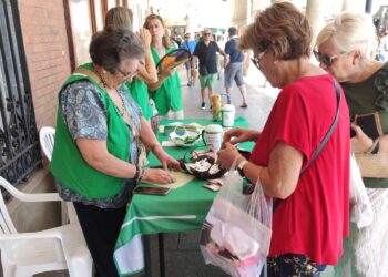 La Asociación Española Contra el Cáncer celebra en Peñaranda su cuestación popular aprovechando el mercadillo semanal