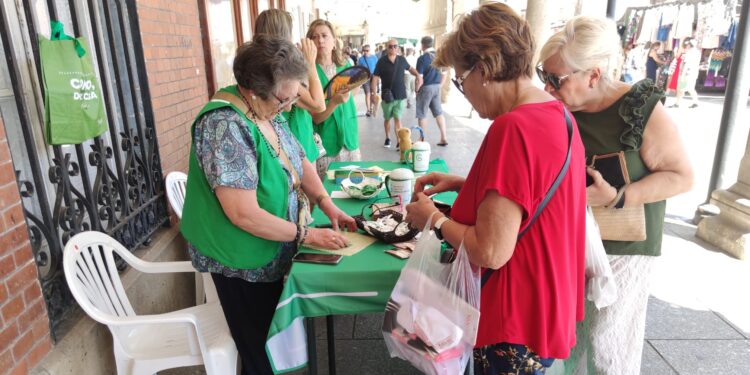La Asociación Española Contra el Cáncer celebra en Peñaranda su cuestación popular aprovechando el mercadillo semanal