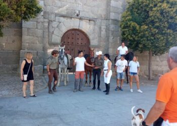 Alaraz recibe a los dos jinetes que están haciendo la ruta de Carlos V a caballo y que siguen ya su camino a Yuste