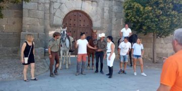 Alaraz recibe a los dos jinetes que están haciendo la ruta de Carlos V a caballo y que siguen ya su camino a Yuste