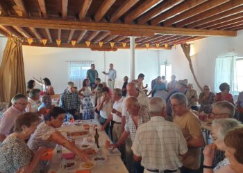 Aldeaseca de la Frontera celebra un animado encuentro con los mayores del pueblo en el salón multiusos del Ayuntamiento