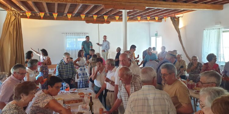 Aldeaseca de la Frontera celebra un animado encuentro con los mayores del pueblo en el salón multiusos del Ayuntamiento
