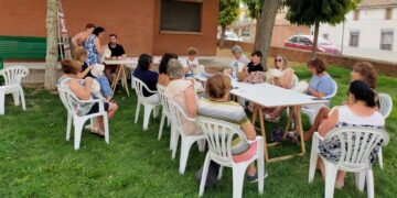 Aldeaseca de la Frontera recibe los talleres de bordado «Al fresco» que promueve la Diputación e imparte Caireles