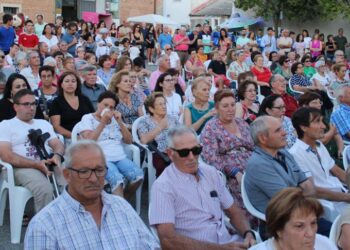 Aldeaseca de la Frontera da la bienvenida a sus fiestas con el chupinazo y la alegría y colorido de los disfraces de los peñistas