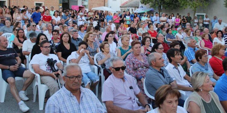 Aldeaseca de la Frontera da la bienvenida a sus fiestas con el chupinazo y la alegría y colorido de los disfraces de los peñistas