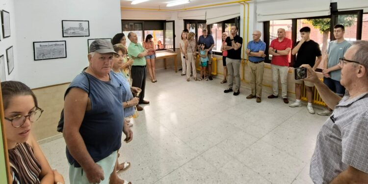 «Arte en tinta» llega a Aldeaseca de la Frontera con 17 obras de Adrián González que sorprenden al público por su minuciosidad