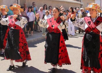 Babilafuente festeja a San Roque con misa, procesión y bailes charros en el día grande de sus fiestas patronales