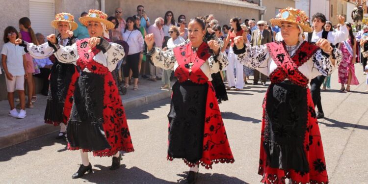 Babilafuente festeja a San Roque con misa, procesión y bailes charros en el día grande de sus fiestas patronales