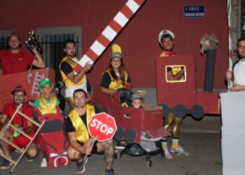 Babilafuente llena la plaza para ver en primera fila el desfile de disfraces que tuvo como grandes protagonistas a las peñas