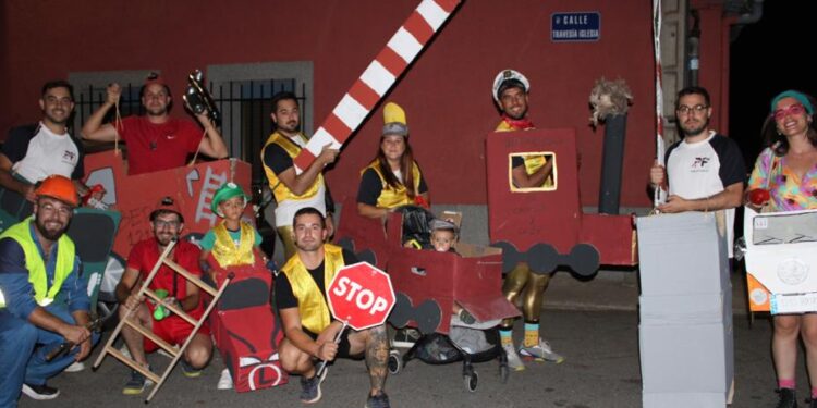 Babilafuente llena la plaza para ver en primera fila el desfile de disfraces que tuvo como grandes protagonistas a las peñas